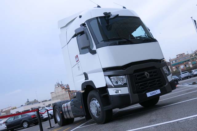 El Renault Trucks Serie T, Truck of the Year 2015, daba la bienvenida a los asistentes al evento.